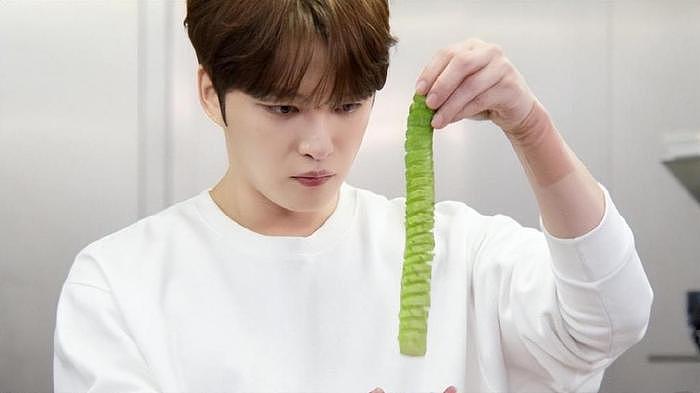 韩国知名男星透露，自己喜欢做饭，秀出刀功和炒菜技术，厨艺精湛 - 4