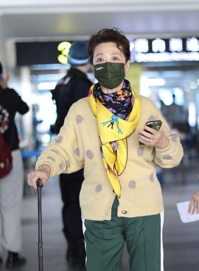 74岁王馥荔换了泡面头减龄10岁，穿蓝西装+绿裤，完全没有大妈味 - 7