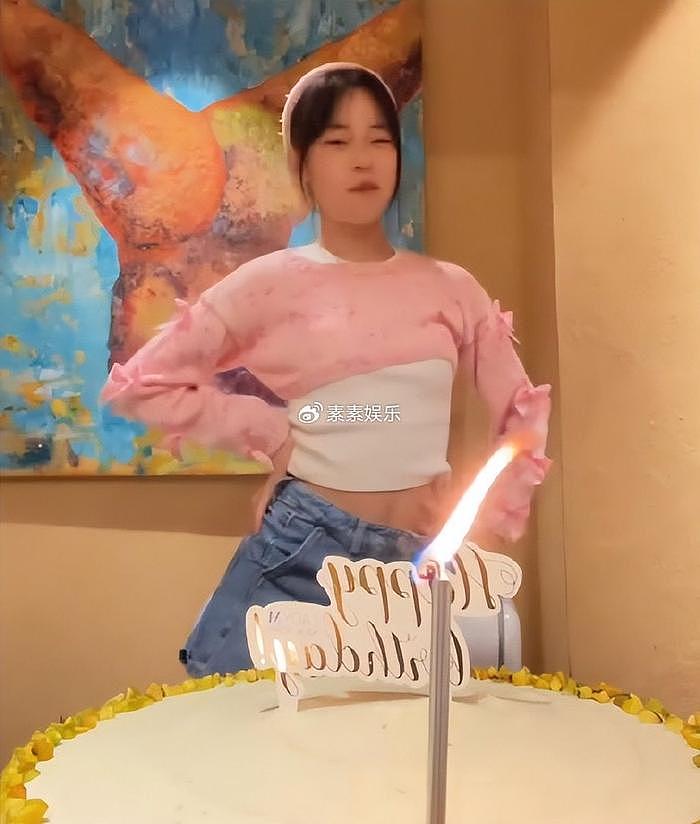 小S小女儿庆祝12岁生日，在蛋糕面前鬼马精灵，比两个姐姐还漂亮 - 7