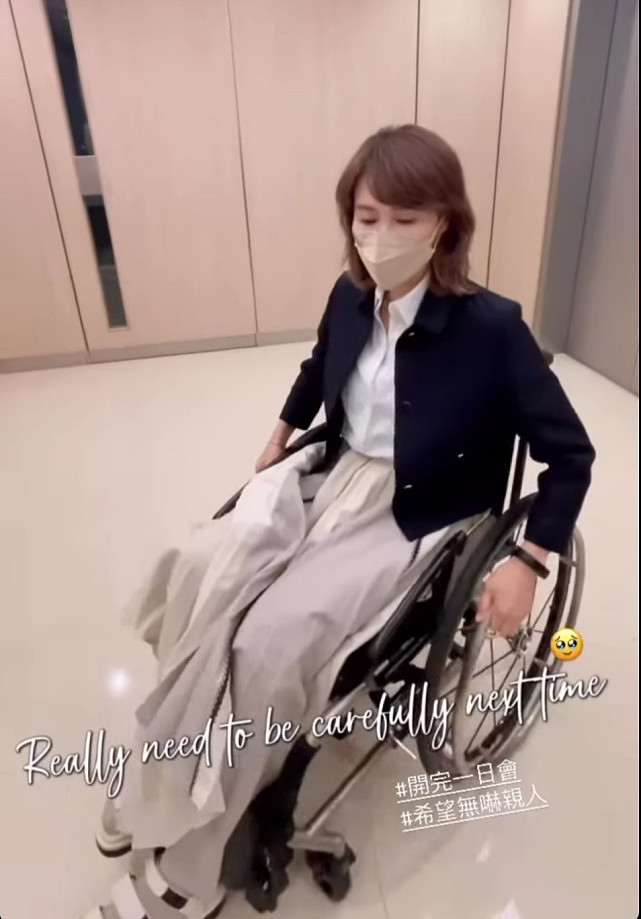 黎姿亲揭坐轮椅上班原因：做运动弄伤膝盖，需要静养一周不能上班 - 4