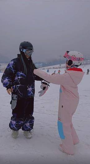 李小璐带女儿滑雪，甜馨一学就会，运动能力值拉满，确实培养得很优秀 - 5