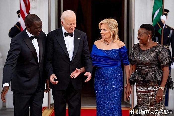 拜登为肯尼亚总统夫妇举行国宴！夫人露肩蓝裙很艳，奥巴马也来了 - 1
