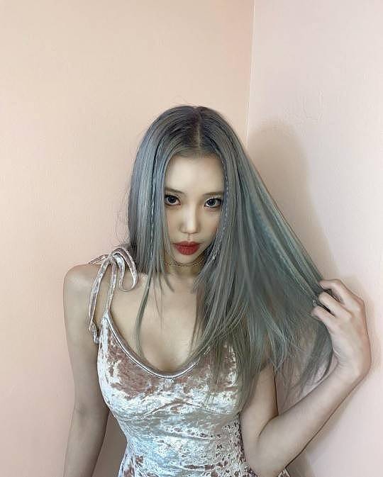 韩国女团MOMOLAND成员JOOE晒近照 银色头发又美又辣！ - 1