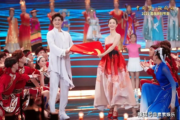 国庆晚会女明星同台比美：刘嘉玲气质优雅，刘涛和金晨靓丽多彩 - 5