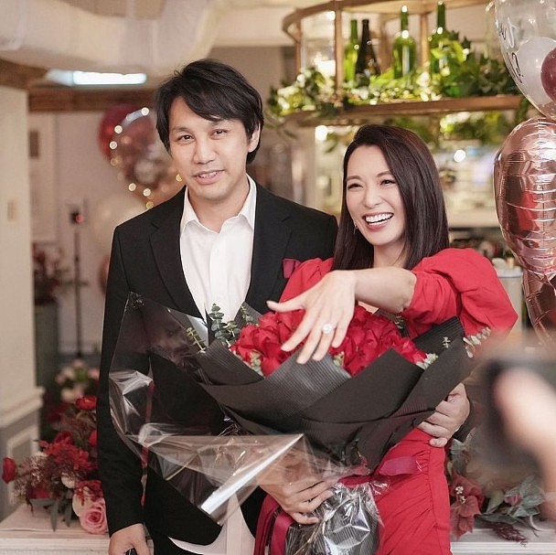 48岁TVB花旦陈炜晒合影宣布再婚，生日当天获医生男友惊喜求婚 - 11