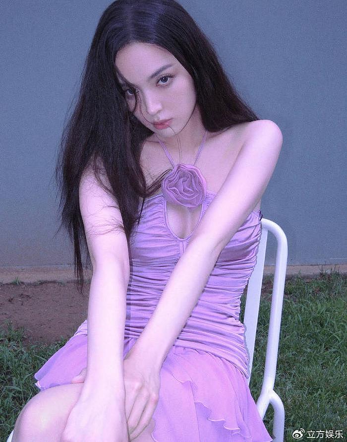娜扎穿紫色玫瑰挂脖裙性感 侧颜优越纯欲感爆棚 - 3