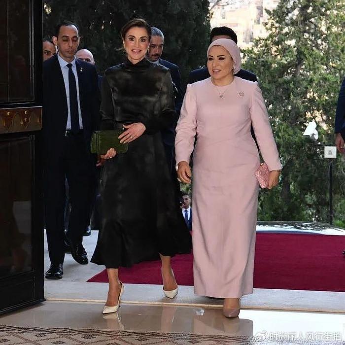 约旦王后欢迎埃及总统夫妇！埃及夫人穿粉裙很嫩，王后墨绿裙惊艳 - 5