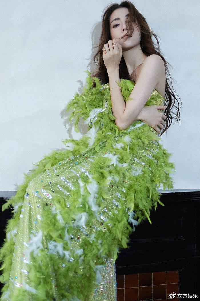 娜然身着绿色长裙似森林精灵 身姿婀娜曲线迷人 - 3
