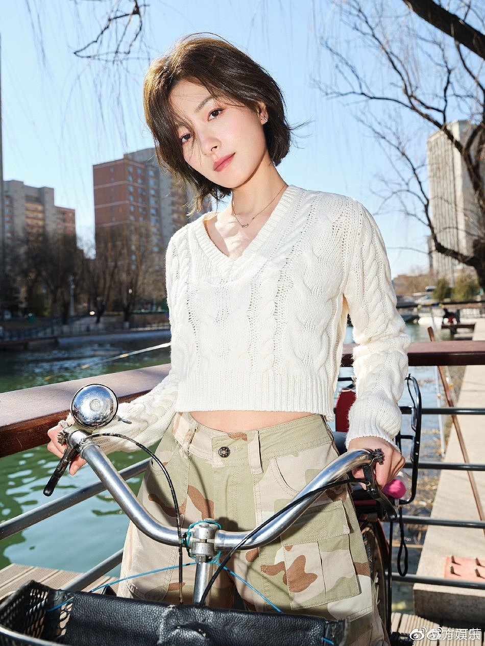 万茜在北京的春天里遛风 河边玩滑板骑车好惬意 - 4