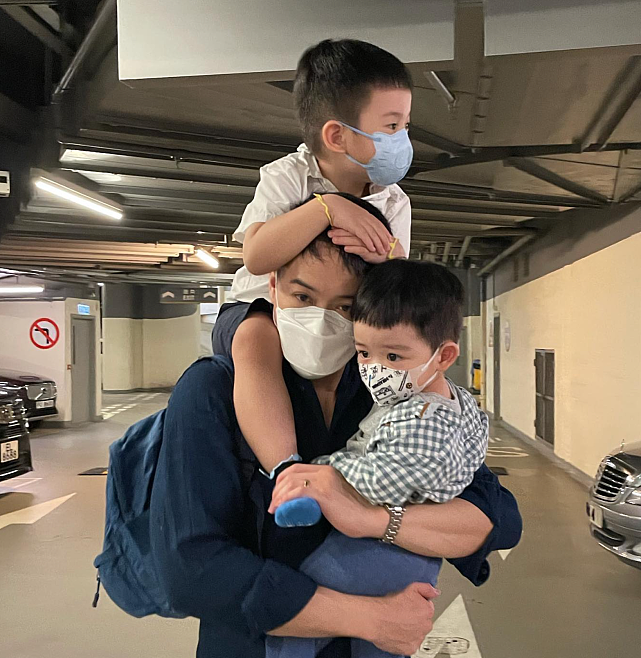 TVB艺人夫妻一家四口逛街 陈智燊当超能爸爸同时抱两个儿子走路 - 5