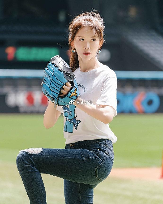 林志玲棒球赛开球，在球场上跳舞太可爱，身材比韩国女爱豆还好 - 1