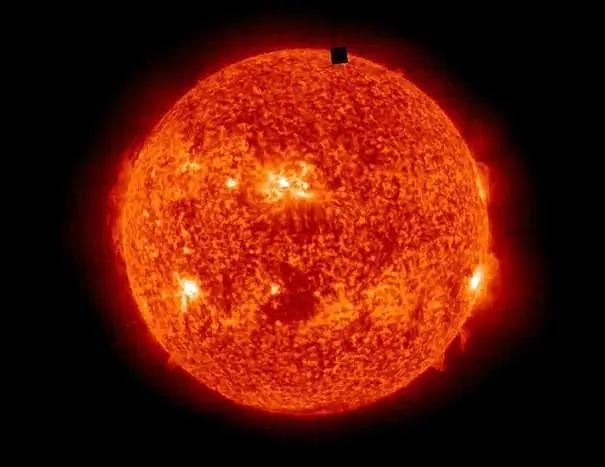 太阳表面再度出现不明物体，科学家认为地球周围充满外星飞船 - 1