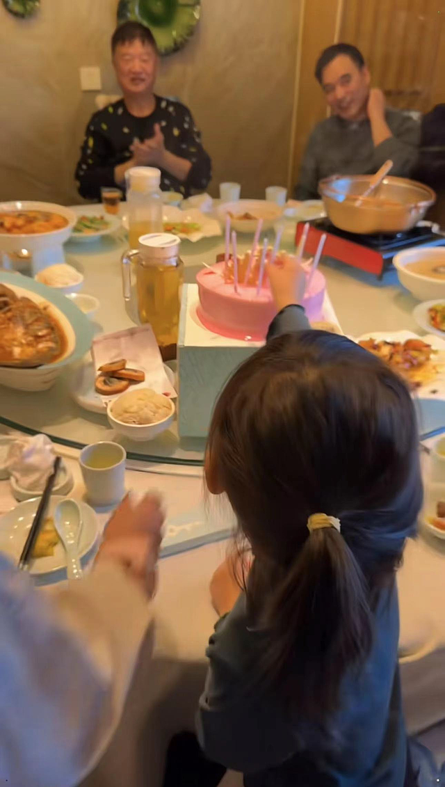 央视主持杨帆为娃庆生，一家10口吃12道菜，8岁女儿似妈引热议 - 6