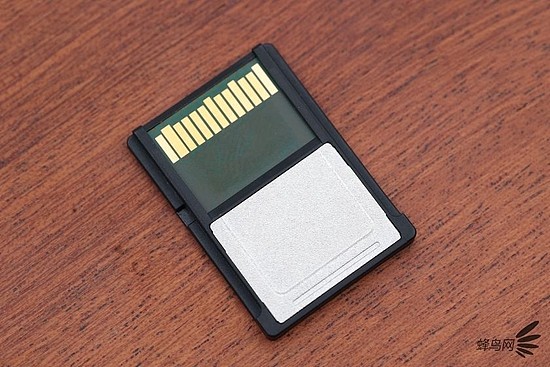 宏驰荣耀极速80GB CFexpress Type A存储卡背面