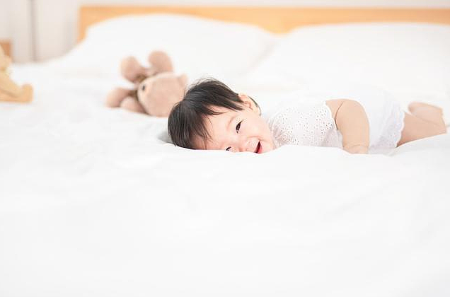 宝宝喜欢“趴睡”，家长需要干涉吗？趴着睡的2个原因家长要了解 - 7