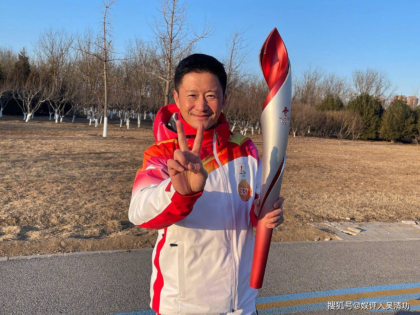 继吴京之后，成龙也成为北京冬奥会火炬手，林依轮晒08年奥运火炬 - 1