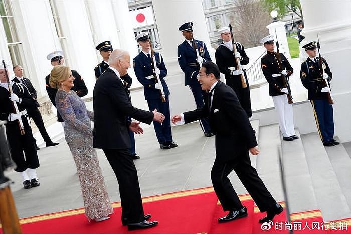 日本第一夫人在美国国宴不低调了！蓝裙显东方美，吉尔钻石裙奢华 - 2