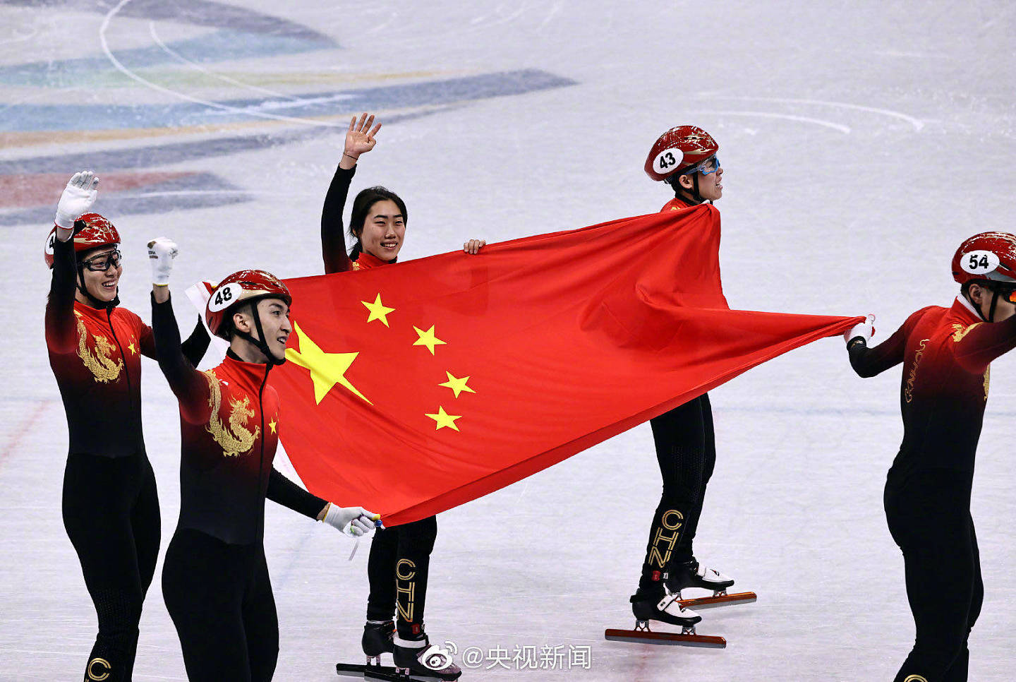 中国队喜夺冬奥首金，武大靖几度哽咽感叹非常解气，首金背后是这四年来从不曾放弃 - 7