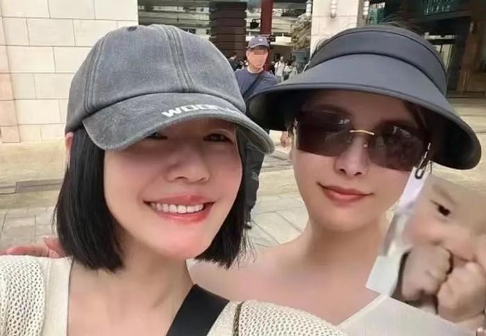 同样是全家出游，小S和大S状态完全不同，妹妹终于胜过了姐姐 - 5