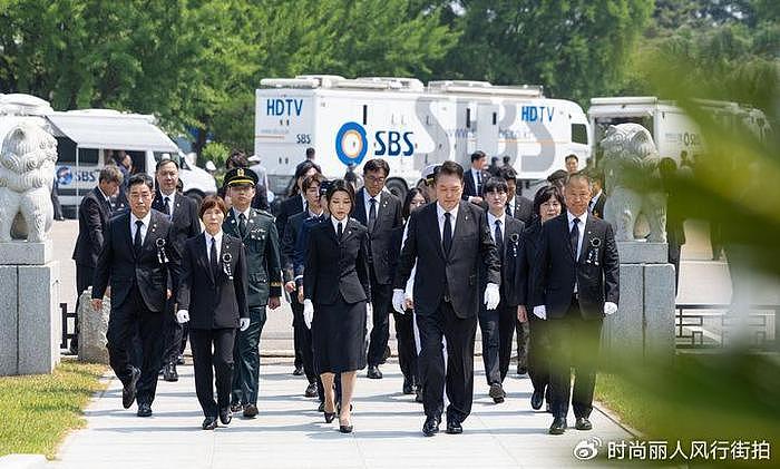 韩国第一夫人穿黑色套装出席纪念日活动！扎低马尾又嫩了，太冻龄 - 10