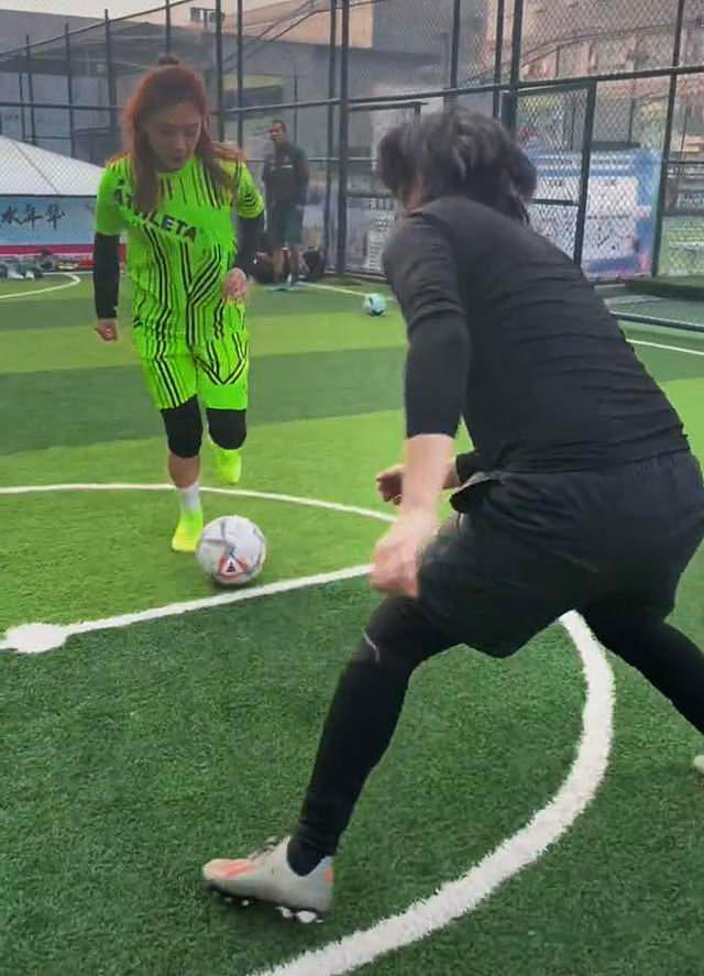 45岁王大治罕晒近况，与女足教练一起踢球，累到气喘吁吁白发抢镜 - 4