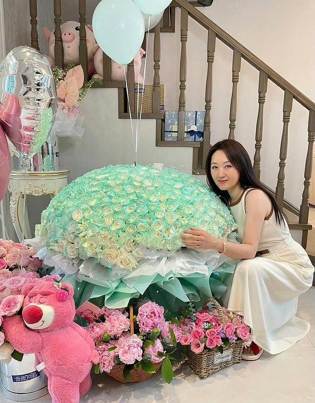 52岁杨钰莹在豪宅里自拍！穿小白裙嫩得像个“水蜜桃”，又美又欲 - 2