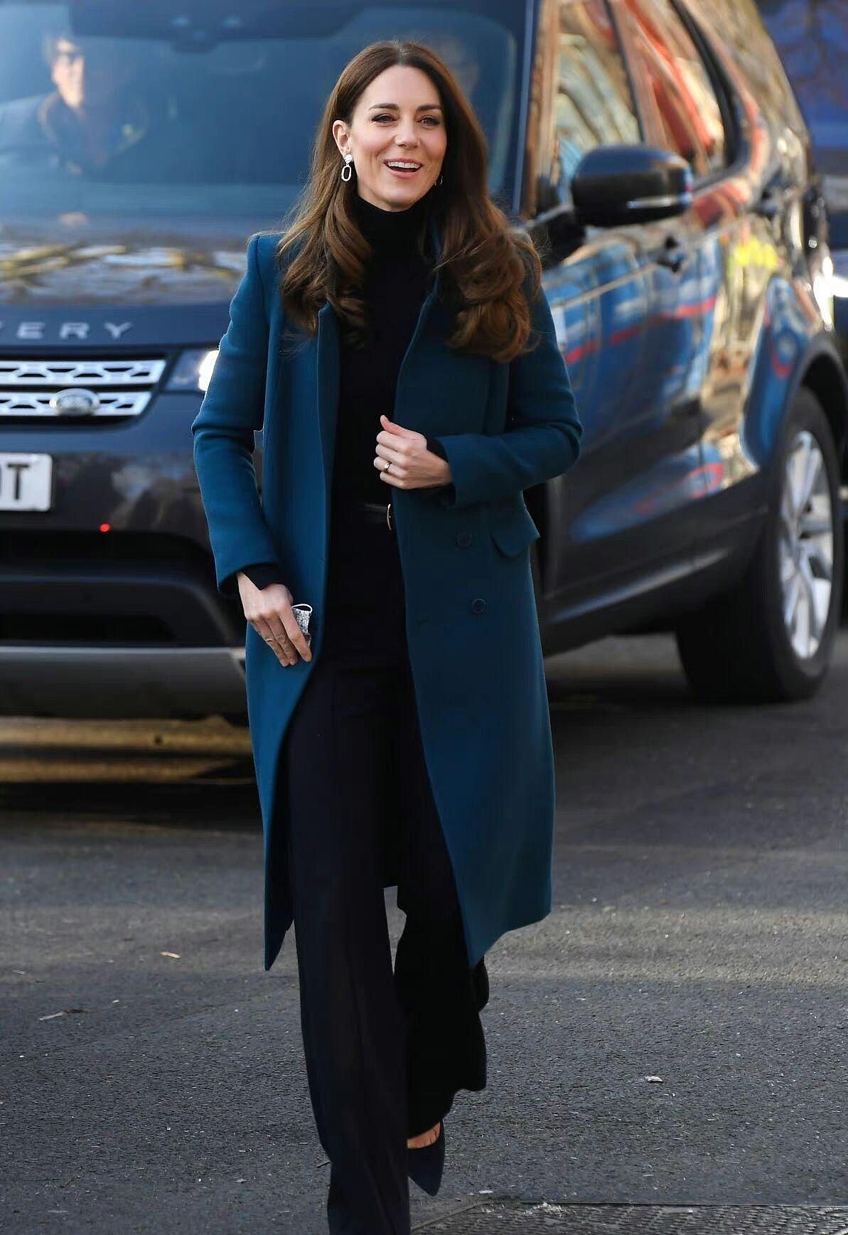 凯特王妃40岁首现身，蓝色大衣配喇叭裤时髦优雅，成皇室穿搭模版 - 2