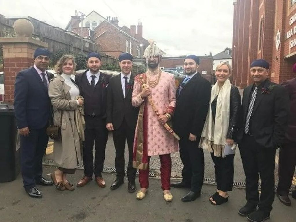 印度裔港星献唱《勇敢的中国人》，已移民英国，在当地有两套别墅 - 13