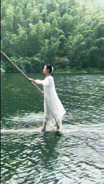 搞笑GIF趣图:小溪竹筏，村里没有几个人能追上她！ - 1