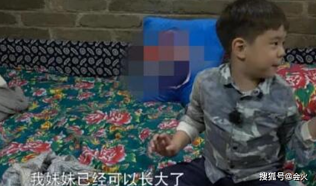 杜江霍思燕逛街被拍！7岁儿子抱玩具不撒手，一旁小女孩十分抢镜 - 7