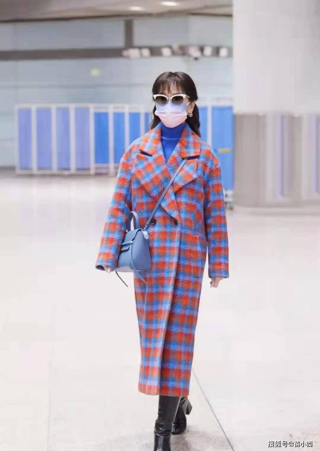 “赵雅芝”真是穿搭高手，一身蓝+高筒靴走机场，减龄大气又好看 - 10
