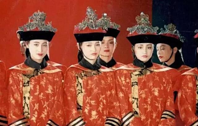 王祖贤30年前故宫旧照被扒，有谁注意背后的群演？如今成当红巨星 - 4