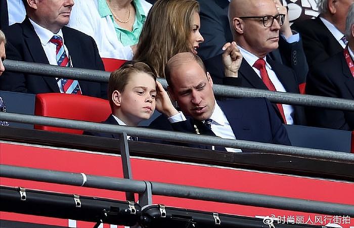 10岁乔治小王子跟着威廉去看比赛啦！和老爸穿亲子装，又变帅了 - 7