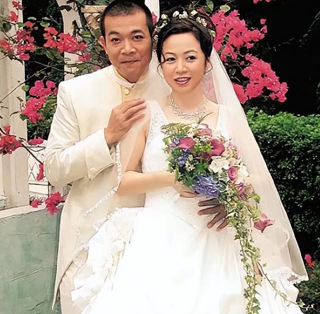 TVB戏骨吴毅将庆结婚19周年，港姐妻子素颜出镜，夫妻俩甜蜜拥吻 - 11