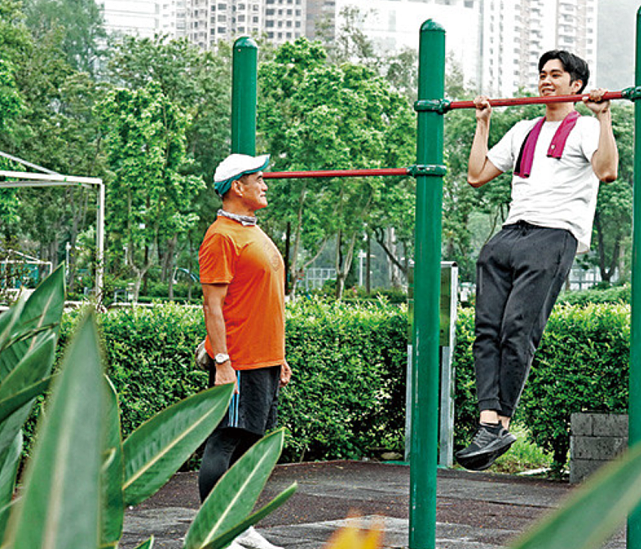 TVB绿叶王陪儿子锻炼让其再入行 不小心扭脚儿子马上帮手按摩 - 8