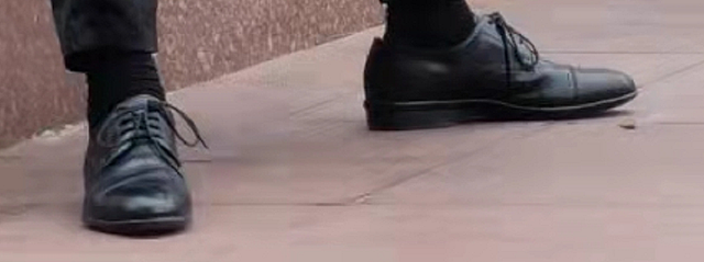 央视主持人高博近照曝光，坐在路边鞋子沾灰，曾与李咏齐名 - 2