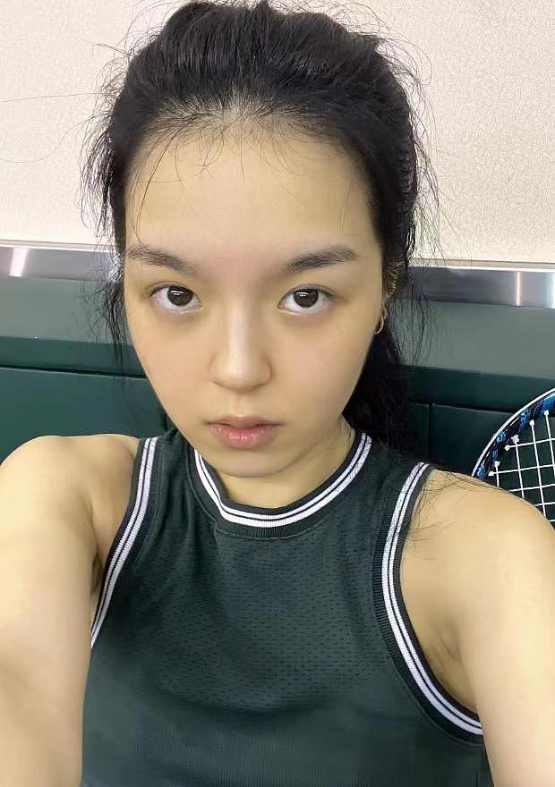 李咏21岁女儿法图麦越长越美，打网球肌肉线条吸睛，素颜皮肤白皙 - 3