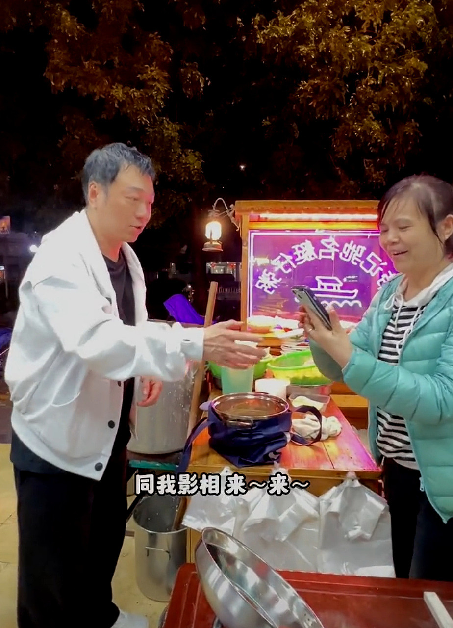 黎耀祥自带大锅去买粥与众多街坊合影 将参与内地平台合作的处境剧 - 3
