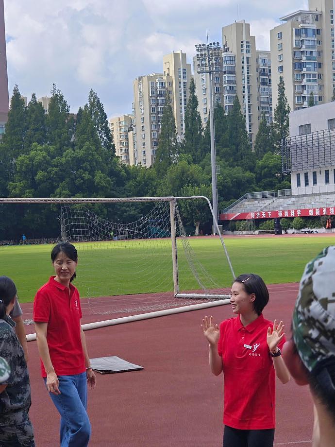 18岁陈芋汐上大学了？操场军训被偶遇似明星，和同学挥手没架子 - 2