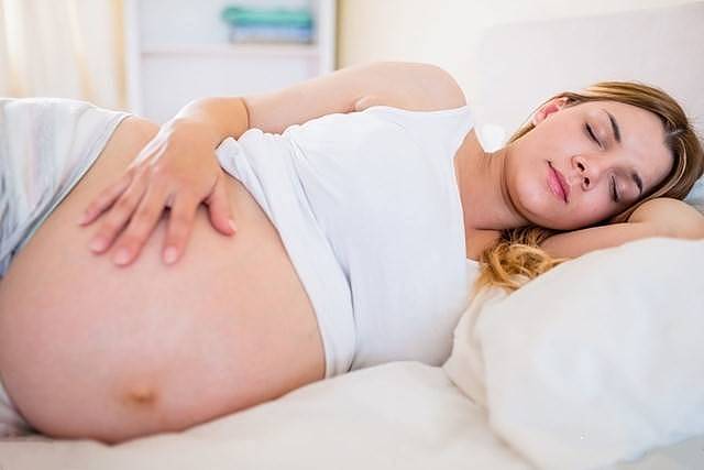 孕晚期睡姿很讲究，这两种睡姿，对孕妇和胎儿非常危险，你别犯傻 - 7
