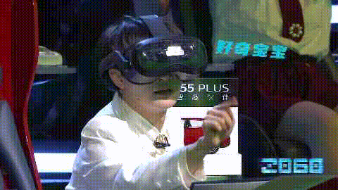 周深戴VR眼镜太可爱了，小心翼翼的探索，手指头“指指点点”…… - 3