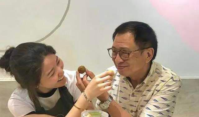 73岁许绍雄露面，与姚莹莹搂肩合影，已移居新加坡帮女儿打理餐厅 - 11