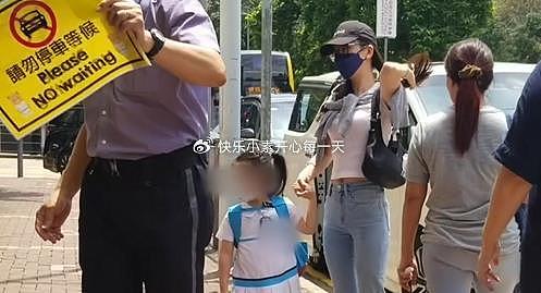 方媛陪小女儿开学，方媛牵着郭咏萱的手，母女蹦蹦跳跳好开心 - 5