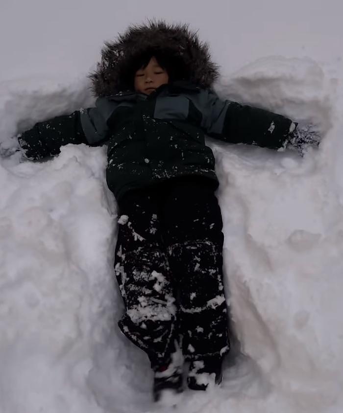 钟嘉欣和子女开心躺在雪地玩耍 经常带着家人去旅游和制作工艺品 - 2