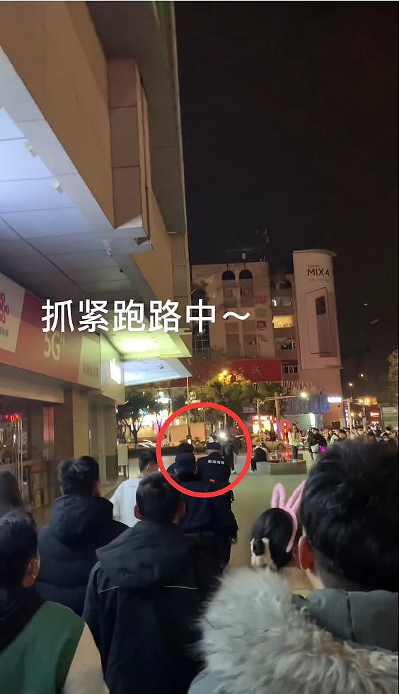 殷世航跨年引轰动，不戴口罩现身南京遭路人围堵，被警察当场架走 - 12