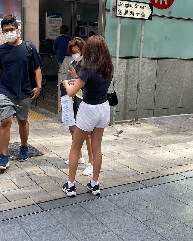 TVB艺人姚嘉妮带子女在街上卖旗筹款 为保护女儿隐私一直遮挡真容 - 7