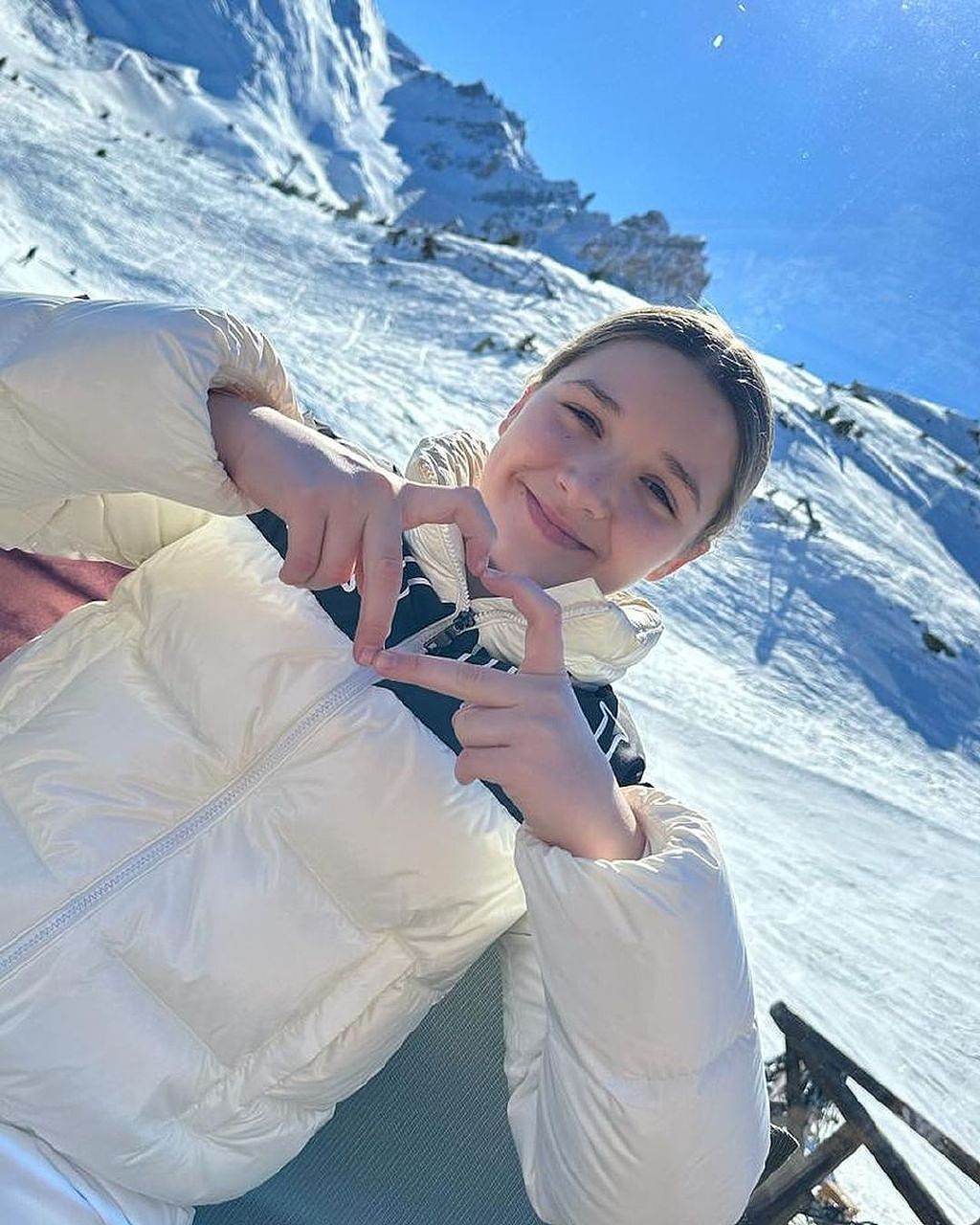 贝克汉姆一家阿尔卑斯山滑雪，11岁小七瘦下来了，美少女范十足 - 2