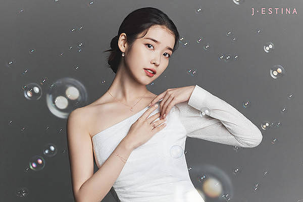 韩国女歌手IU最新代言宣传照曝光 穿精致白裙秀裸肩天鹅颈 - 1