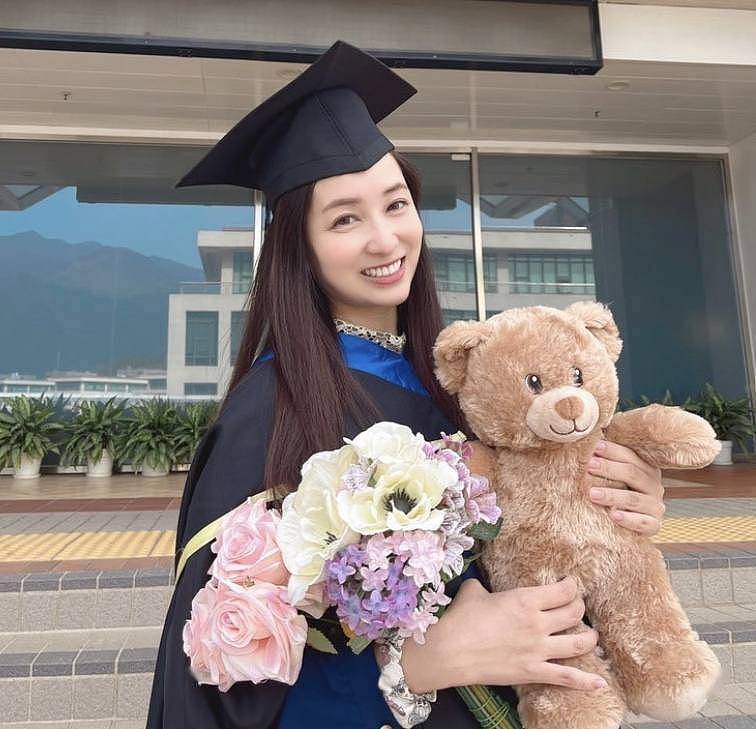 恭喜！TVB著名女星以40岁高龄拿到硕士学位，冻龄模样获赞 - 1