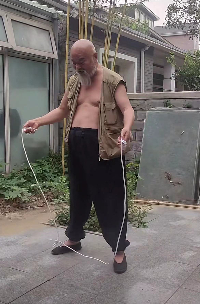 67岁老演员李琦近况曝光，在北京独栋小院养老，老态龙钟仍要跳绳 - 1